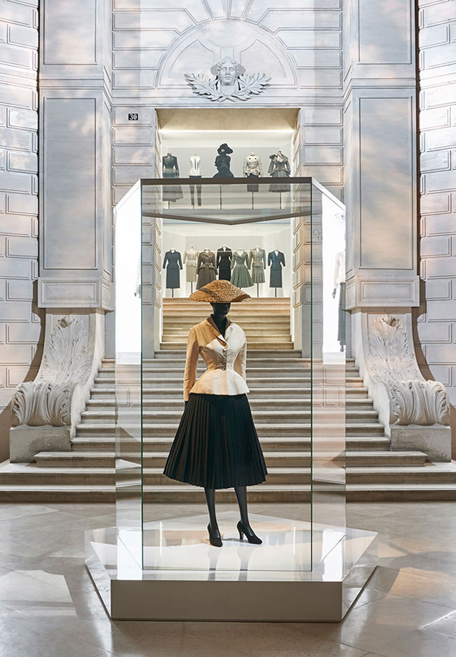 O UNIVERSO DIOR NO MUSÉE DES ARTS DÉCORATIFS EM PARIS