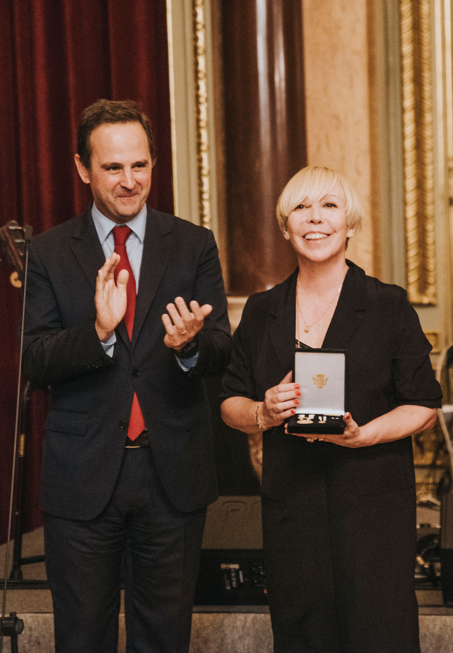 EDUARDA ABBONDANZA HOMENAGEADA COM MEDALHA DE MÉRITO CULTURAL
