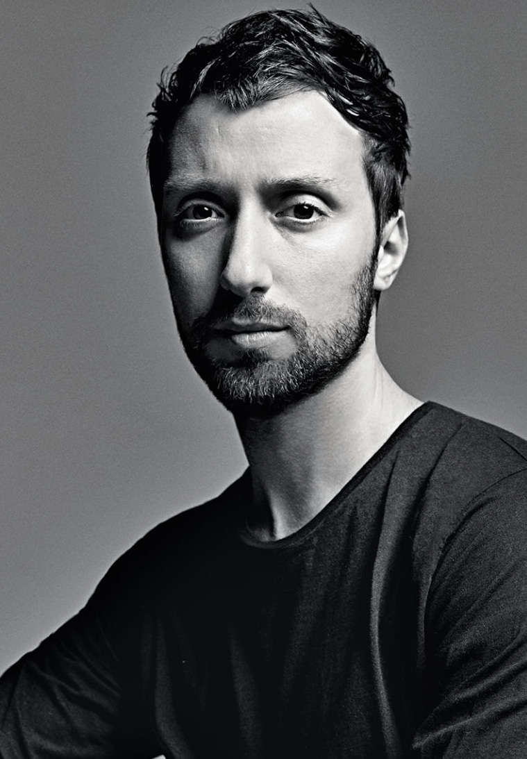 ANTHONY VACCARELLO É O NOVO DIRETOR CRIATIVO DA SAINT LAURENT