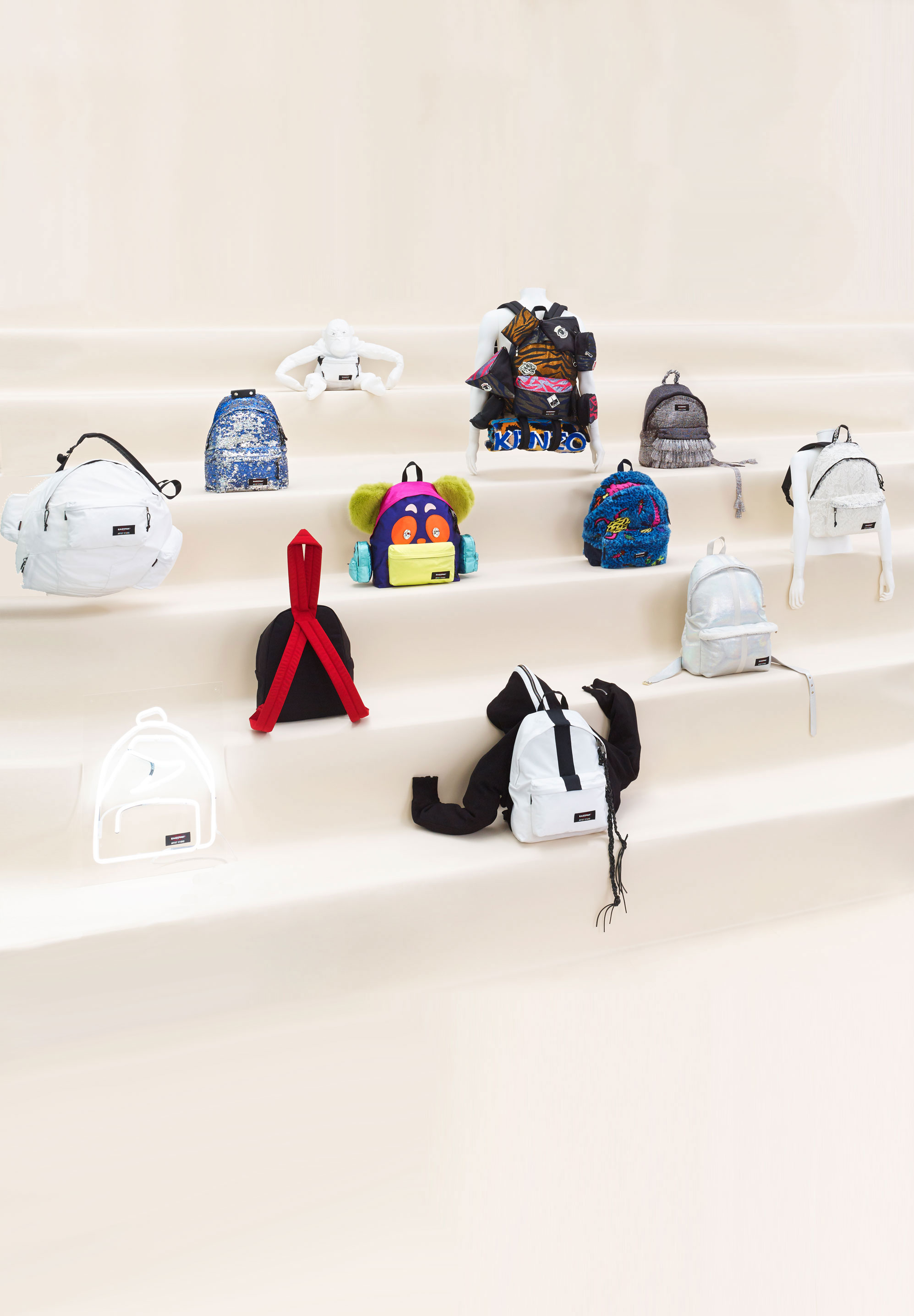 DESIGNERS DE MODA REINTERPRETAM MOCHILAS DA EASTPAK A FAVOR DA DAA
